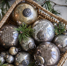 Indlæs billede til gallerivisning Julekugle - soil - fattigmandssølv- 8,3 cm
