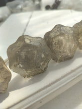 Indlæs billede til gallerivisning Greb til skuffer og skabe - Blomst guld/ glas
