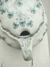 Indlæs billede til gallerivisning Gammel terrin med låg og lyseblå blomster.
