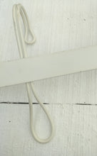 Indlæs billede til gallerivisning Knagerække i cremehvid metal m/ 3 knager.
