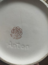 Indlæs billede til gallerivisning En skøn hvid kande med nostalgisk charme.
