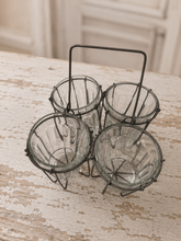 Indlæs billede til gallerivisning 4 gamle glas/vaser i  metalholder med hank
