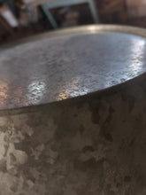 Indlæs billede til gallerivisning Galvaniseret metalfad med 2 hanke
