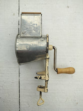 Indlæs billede til gallerivisning Gammel mandel hakker - 1
