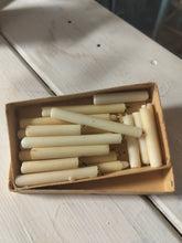 Indlæs billede til gallerivisning Små vintage lys i æske.
