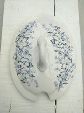 Indlæs billede til gallerivisning Gammel terrin - låg og blå blomster
