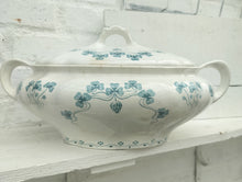 Indlæs billede til gallerivisning Gammel terrin med låg og lyseblå blomster.
