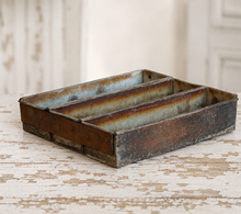 Indlæs billede til gallerivisning Gammel brødform m. 3 rum og masser af patina.

