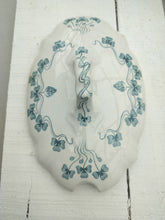 Indlæs billede til gallerivisning Gammel terrin med låg og lyseblå blomster.
