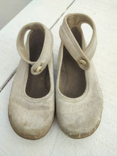 Indlæs billede til gallerivisning Gamle hvide børnesko - 3
