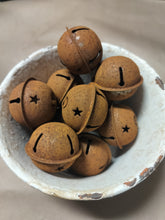 Indlæs billede til gallerivisning Mellem bjælde/ klokke i rust – lidt julestemning til hjem og have.
