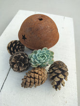 Indlæs billede til gallerivisning Stor bjælde / klokke i rust – lidt julestemning til hjem og have.
