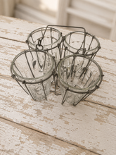 Indlæs billede til gallerivisning 4 gamle glas/vaser i  metalholder med hank
