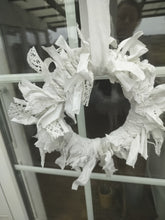 Indlæs billede til gallerivisning Krans af stofrester – når små stumper får nyt liv.
