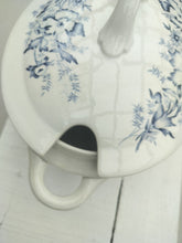 Indlæs billede til gallerivisning Gammel terrin - låg og blå blomster
