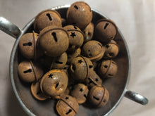 Indlæs billede til gallerivisning Lille bjælde/ klokke i rust – lidt julestemning til hjem og have.
