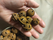 Indlæs billede til gallerivisning Lille bjælde/ klokke i rust – lidt julestemning til hjem og have.
