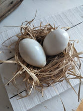 Indlæs billede til gallerivisning Påske tilbud - 2 porcelæns æg og en pose tørret strå.
