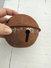 Indlæs billede til gallerivisning Stor bjælde / klokke i rust – lidt julestemning til hjem og have.
