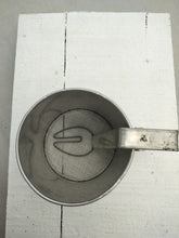 Indlæs billede til gallerivisning Gammelt sigte krus i metal – med mål.
