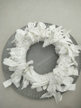 Indlæs billede til gallerivisning Krans af stofrester – når små stumper får nyt liv.
