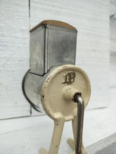 Indlæs billede til gallerivisning Gammel mandel hakker - 2
