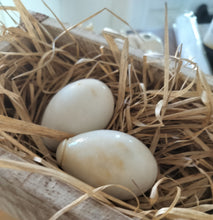 Indlæs billede til gallerivisning Påske tilbud - 2 porcelæns æg og en pose tørret strå.

