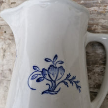 Indlæs billede til gallerivisning Gammel hvid kande med blå blomst
